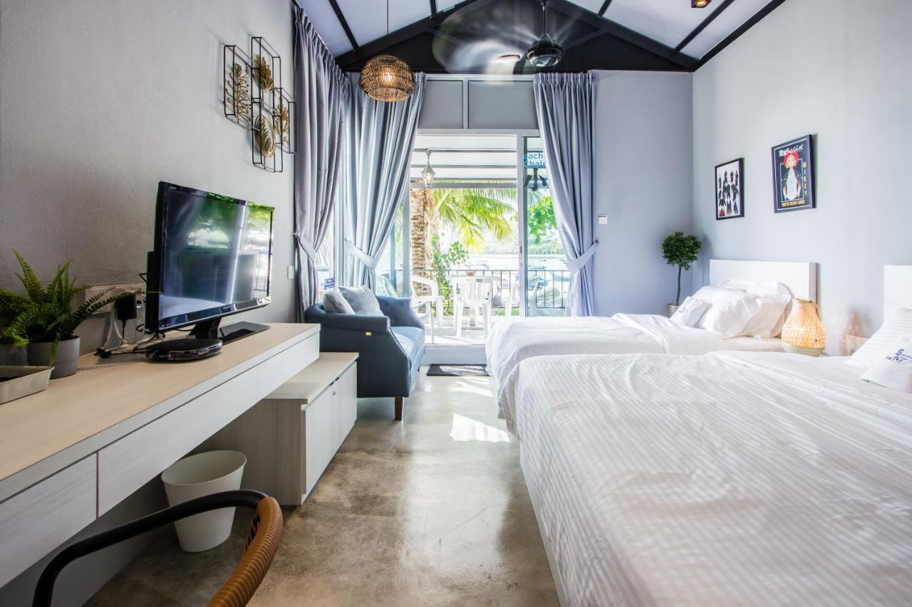 Beachboy Chalet By The Beach Bukit Lada Esterno foto