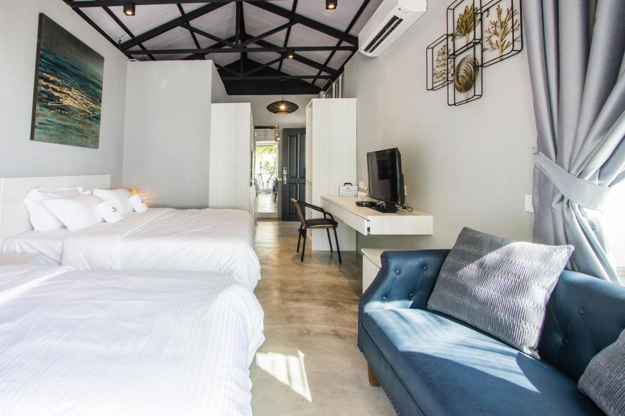 Beachboy Chalet By The Beach Bukit Lada Esterno foto