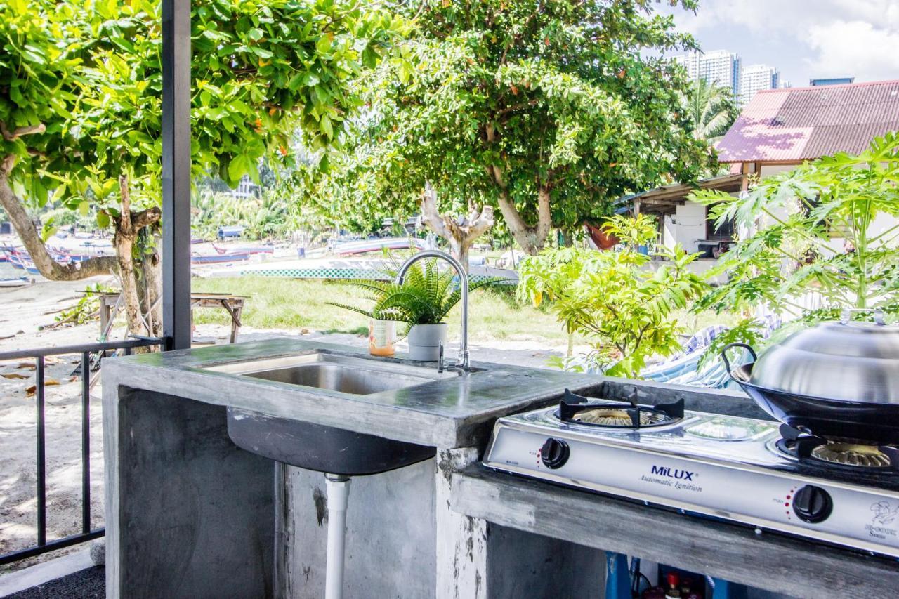 Beachboy Chalet By The Beach Bukit Lada Esterno foto