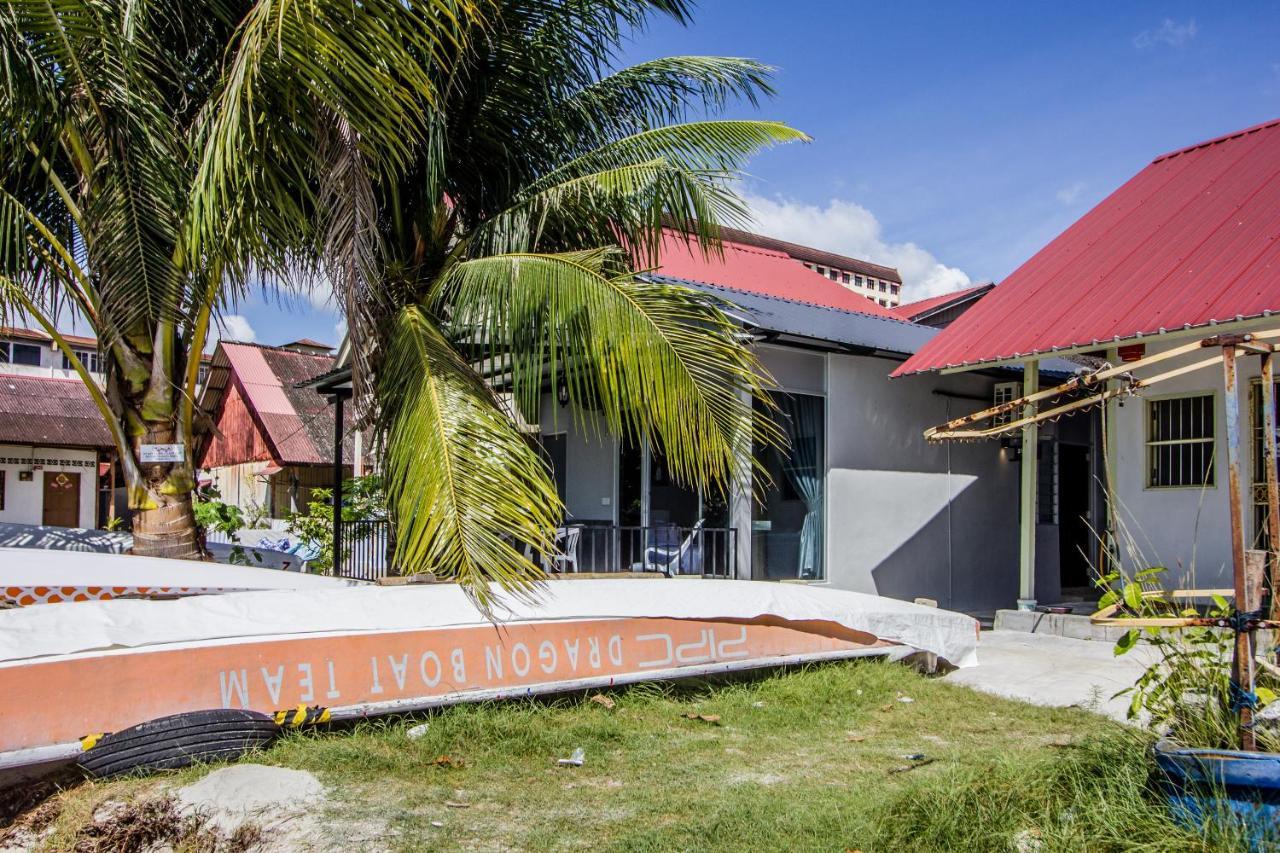 Beachboy Chalet By The Beach Bukit Lada Esterno foto
