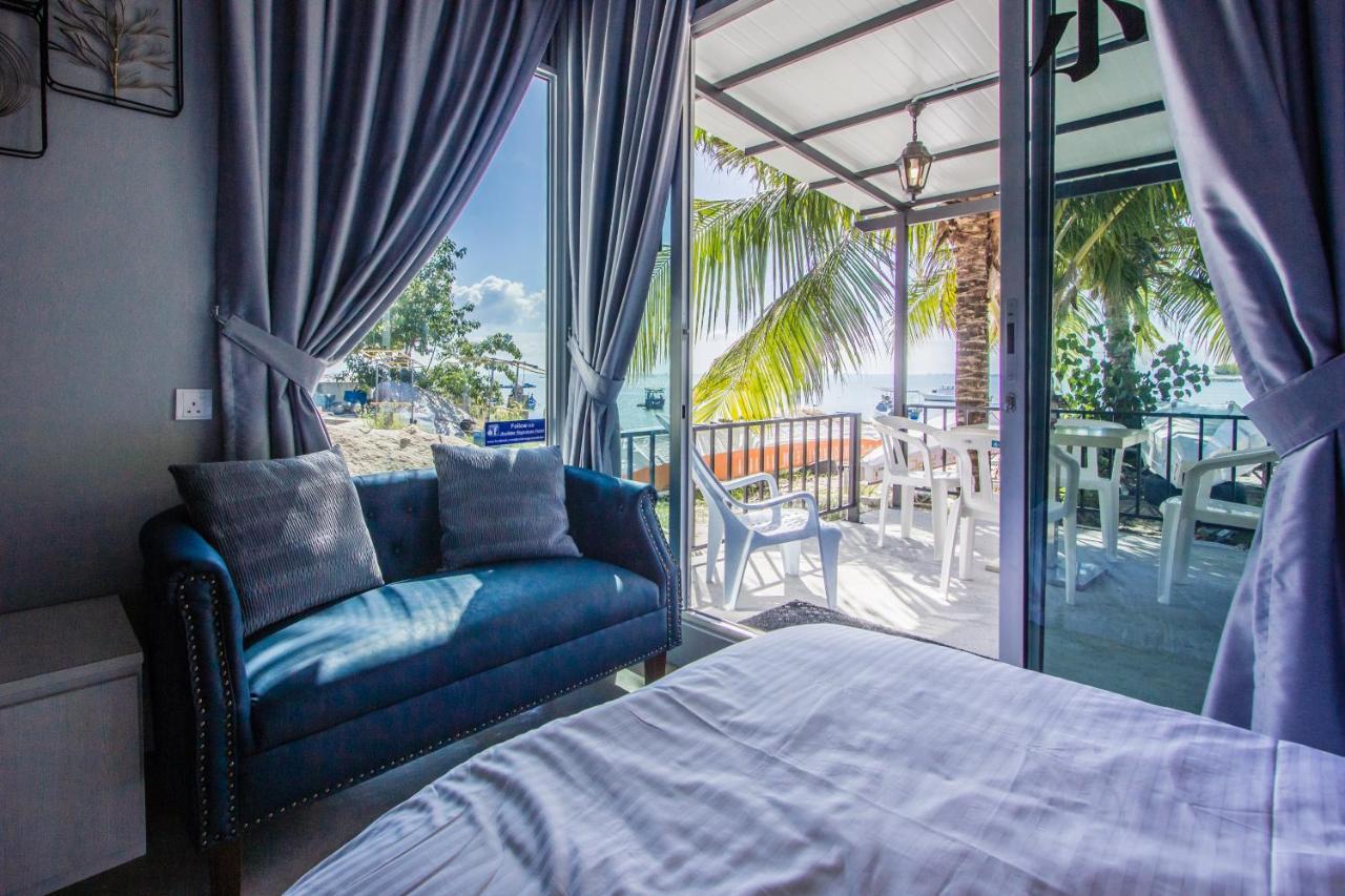 Beachboy Chalet By The Beach Bukit Lada Esterno foto