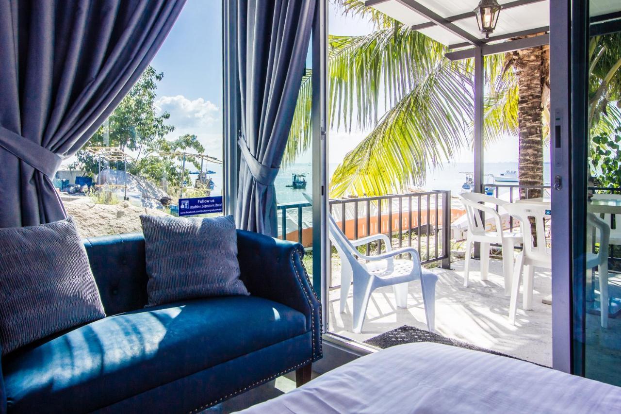 Beachboy Chalet By The Beach Bukit Lada Esterno foto